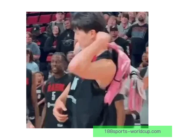 杨瀚森女友晒情侣同款粉色卫衣互动甜蜜 网友纷纷围观热议