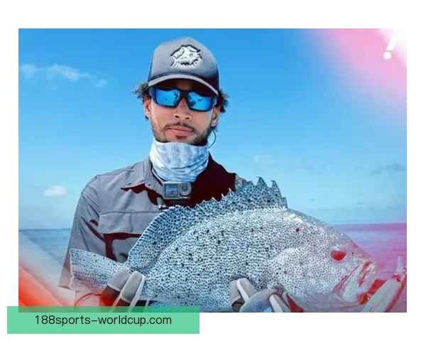 本西蒙斯转战钓鱼领域挑战极限成功晒出金枪鱼钓获喜悦